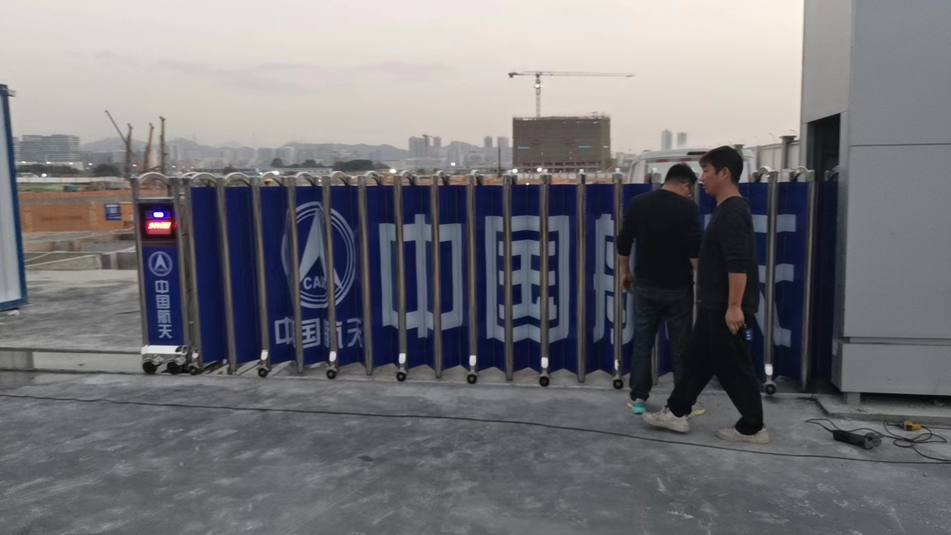 堅固封板伸縮隨心的自動伸縮門定做